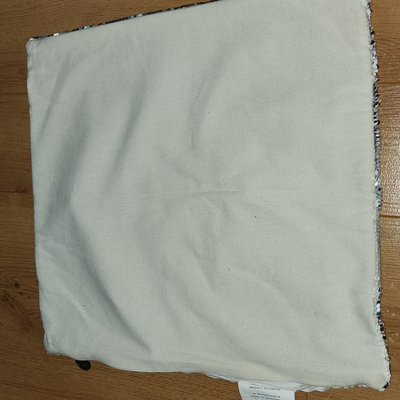 REVERSIBLE sequin pillow cover - Picture 5 of 5